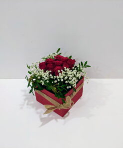 Ανθοσύνθεση με κόκκινα τριαντάφυλλα τετράγωνο κουτί Ανθοσυνθέσεις Φρέσκων Λουλουδιών Ανθοπωλείο Δραγατάκη