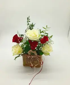 Πολύχρωμη ανθοσύνθεση με τριαντάφυλλα
