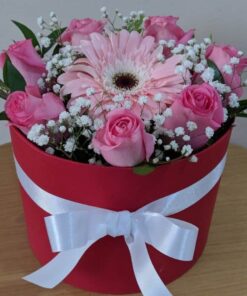 Ανθοσύνθεση σε πλεκτό καλάθι με τριαντάφυλλα, ορχιδέες σιμπίντιουμ, λίλιουμ και ανθούρια Ανθοσυνθέσεις Φρέσκων Λουλουδιών Ανθοπωλείο Δραγατάκη