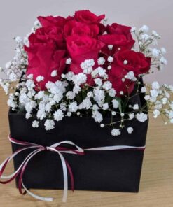 Ανθοσύνθεση σε κόκκινο στρογγυλό κουτί Ανθοσυνθέσεις Φρέσκων Λουλουδιών Ανθοπωλείο Δραγατάκη