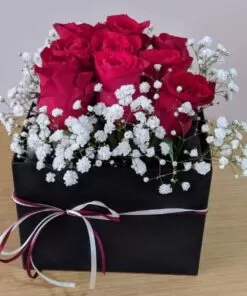 Ανθοσύνθεση με 9 κόκκινα τριαντάφυλλα σε τετράγωνο κουτί Ανθοσυνθέσεις Φρέσκων Λουλουδιών Ανθοπωλείο Δραγατάκη
