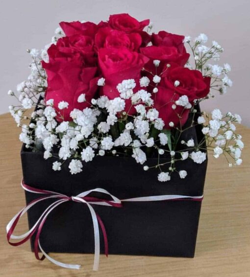 Ανθοσύνθεση με 9 κόκκινα τριαντάφυλλα σε τετράγωνο κουτί Ανθοσυνθέσεις Φρέσκων Λουλουδιών Ανθοπωλείο Δραγατάκη