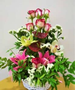 Ανθοσύνθεση σε στρογγυλό κουτί Ανθοσυνθέσεις Φρέσκων Λουλουδιών Ανθοπωλείο Δραγατάκη