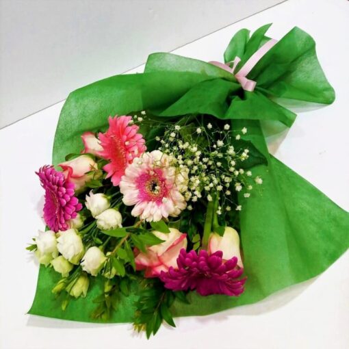 Μπουκέτο με ζέρμπερες και τριαντάφυλλα Ανθοσυνθέσεις Φρέσκων Λουλουδιών Ανθοπωλείο Δραγατάκη