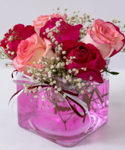 Ανθοσύνθεση σε γυάλινο κύβο με 7 τριαντάφυλλα Ανθοσυνθέσεις Φρέσκων Λουλουδιών Ανθοπωλείο Δραγατάκη