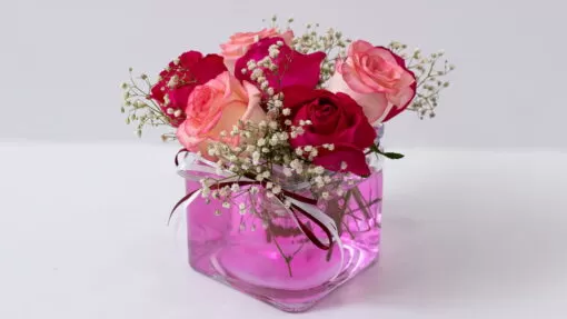 Ανθοσύνθεση σε γυάλινο κύβο με 7 τριαντάφυλλα Δώρα μαιευτηρίου Ανθοπωλείο Δραγατάκη