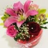 Ανθοσύνθεση σε τετράγωνο κουτί με ορχιδέες, τριαντάφυλλα και χαμομήλι Δώρα μαιευτηρίου Ανθοπωλείο Δραγατάκη 3