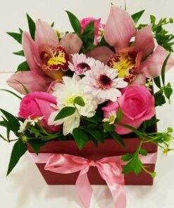 Ανθοσύνθεση σε τετράγωνο κουτί με ορχιδέες, τριαντάφυλλα και χαμομήλι