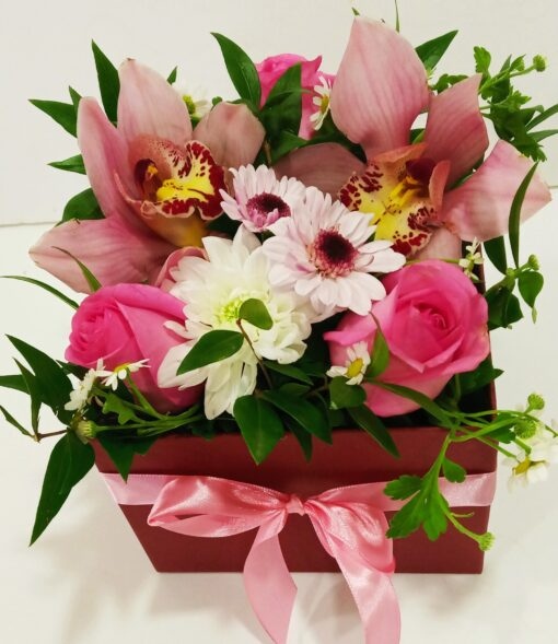 Ανθοσύνθεση σε τετράγωνο κουτί με ορχιδέες, τριαντάφυλλα και χαμομήλι Ανθοσυνθέσεις Φρέσκων Λουλουδιών Ανθοπωλείο Δραγατάκη