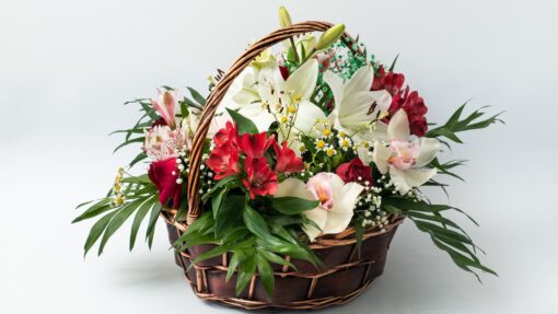 Ανθοσύνθεση σε πλεκτό καλάθι Ανθοσυνθέσεις Φρέσκων Λουλουδιών Ανθοπωλείο Δραγατάκη | Αποστολή λουλουδιών στην Αθήνα |Μαρούσι-Βόρεια Προάστια