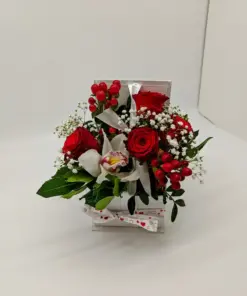Ανθοσύνθεση με τριαντάφυλλα ορχιδέα και γυψοφίλη Ανθοσυνθέσεις Φρέσκων Λουλουδιών Ανθοπωλείο Δραγατάκη