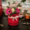 Vibrant Celebration – Πλούσια Ανθοσύνθεση σε Καπελιέρα 5 Fuchsia Passion